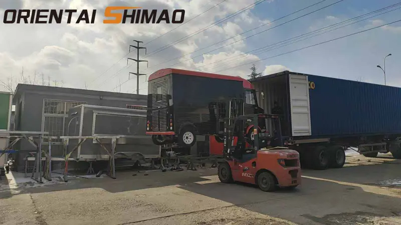 Professioneller Containerladeprozess gewährleistet sichere weltweite Lieferung des Citroen Food Truck