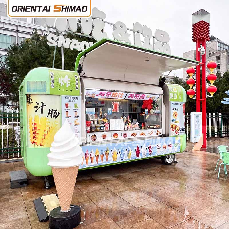 Essensanhänger mit voll ausgestatteter Küche